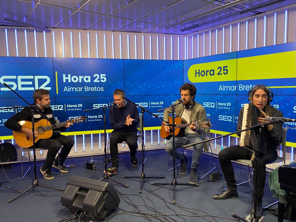 La banda española Vetusta Morla durante una entrevista en &#039;Hora 25&#039; con Aimar Bretos.