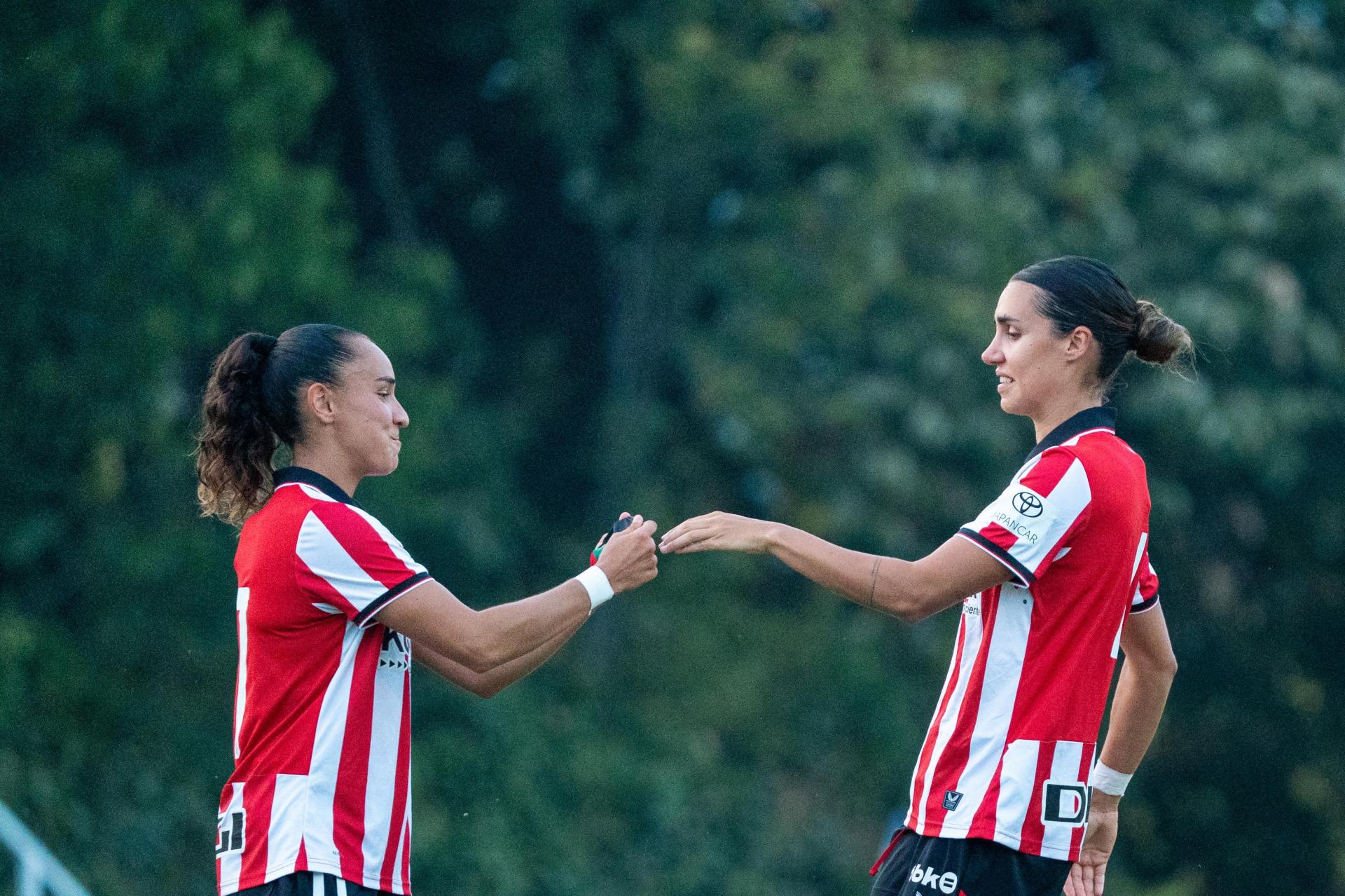 Nerea Nevado entrega el brazalete de capitana a Bibiane Schulze