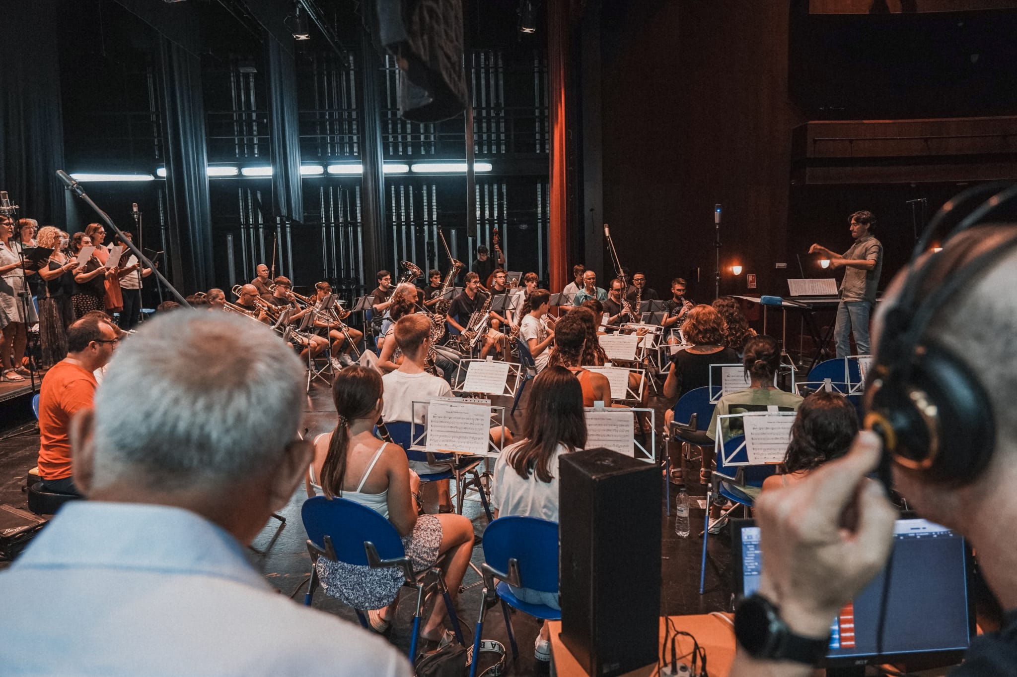 Grabación de los himnos en el Teatre Serrano de Gandia.