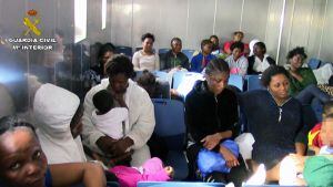 Algunos de los migrantes que viajan hasta Italia en el buque de la Guardia Civil