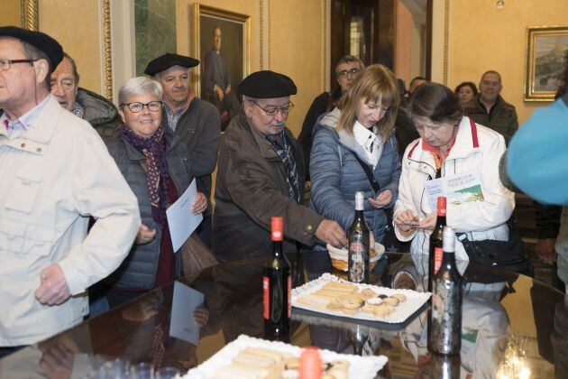 Degustando el vino y las pastas