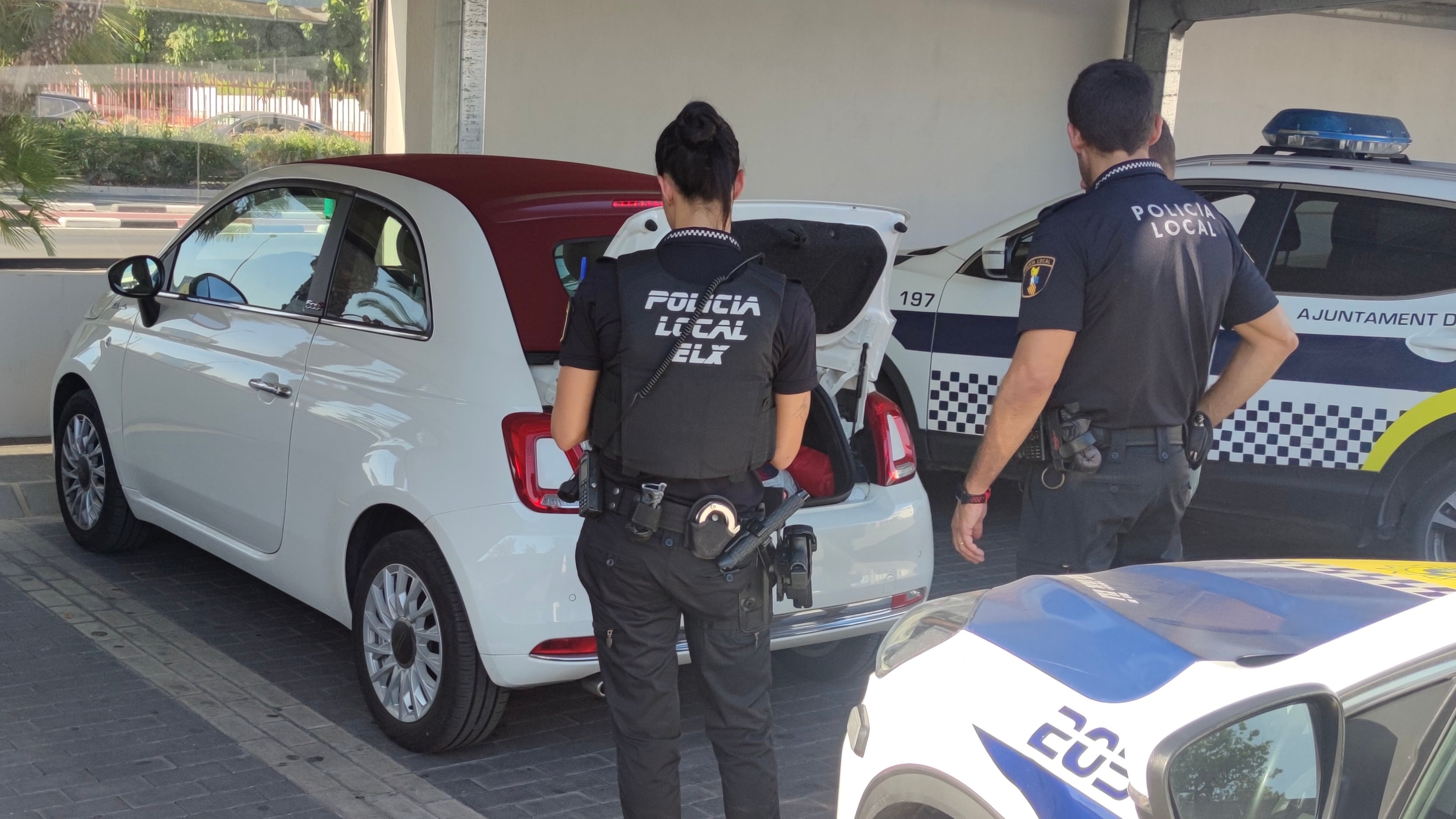 Imagen de la Policía Local de Elche con el vehículo recuperado.