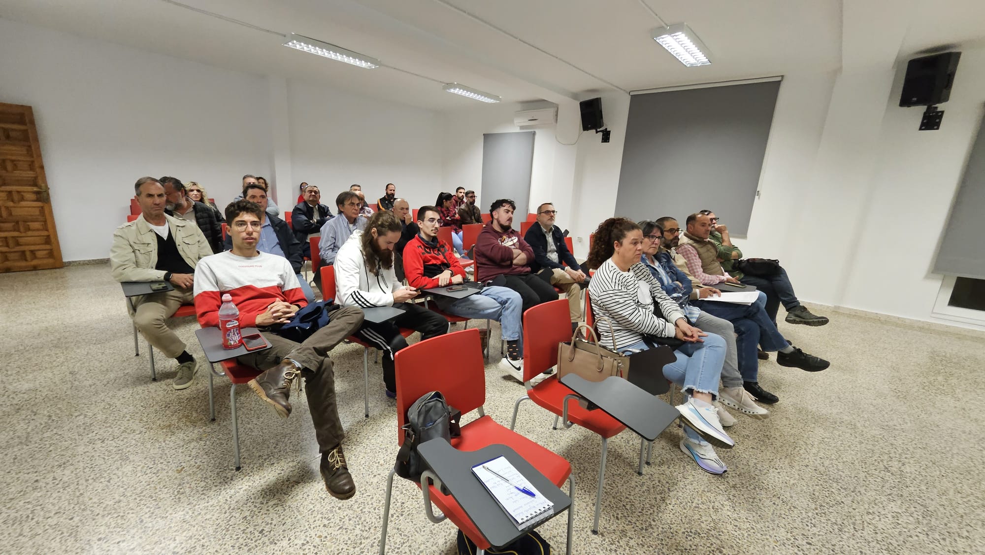 Publico asistente a la conferencia de Arturo Ruiz sobre el monumento de El Fontanar