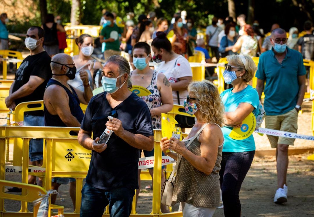 La Generalitat de Catalunya comenzó este jueves en la población de Ripollet (Barcelona), un cribado masivo y voluntario en una carpa instalada en el centro de la ciudad, realizando pruebas para detectar casos positivos de coronavirus y evitar que se extiendan los brotes observados en barrios de ciudades de la comarca del Vallés Occidental.