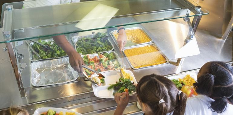 Niños en un comedor escolar.