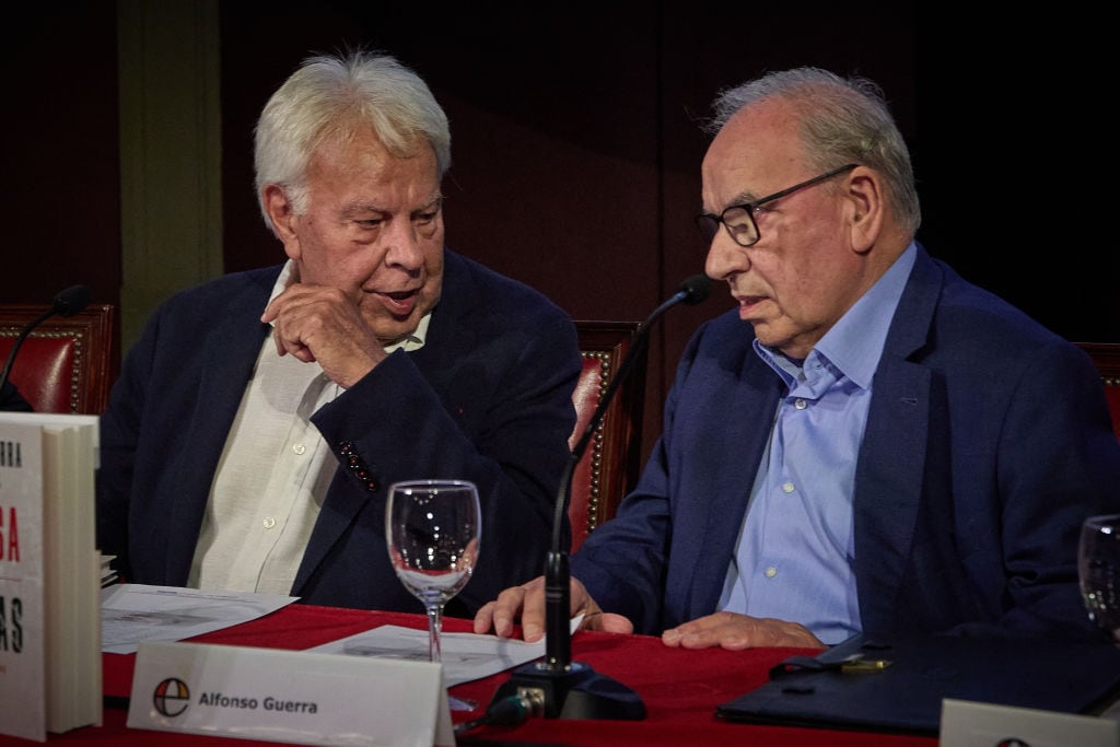 Los exdirigentes socialistas Felipe González y Alfonso Guerra, durante la presentación del libro del segundo.