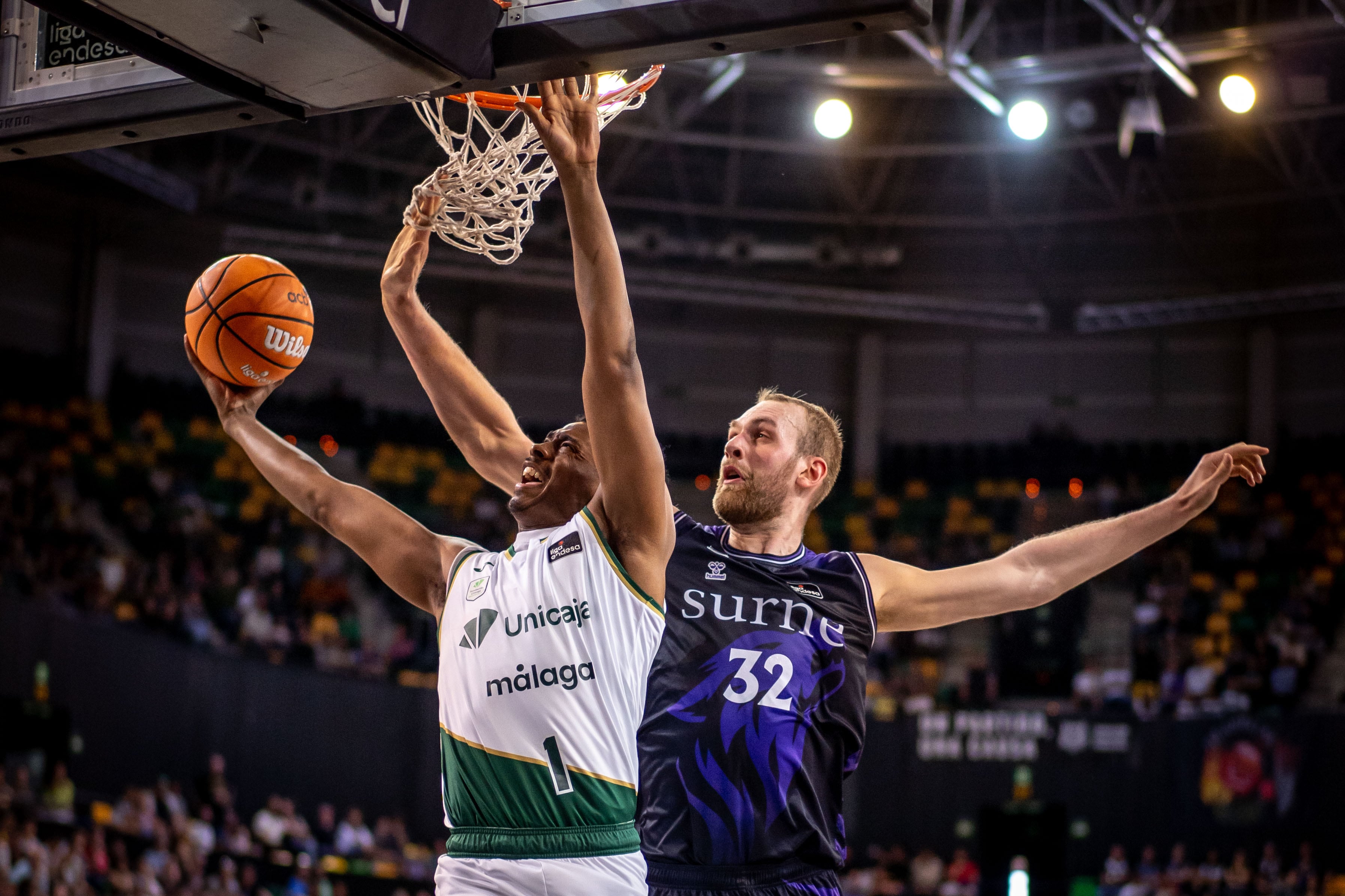 Bilbao, 04/04/2026.- El escolta estadounidense del Unicaja, Chase Audige (i) y el pívot islandés del Surne Bilbao Basket, Tryggvi Hlinason , durante el encuentro correspondiente a la fase regular de la Liga Endesa que han disputado este sábado Surne Bilbao y Unicaja en el Bilbao Arena de la capital vizcaína. EFE/Javier Zorrilla