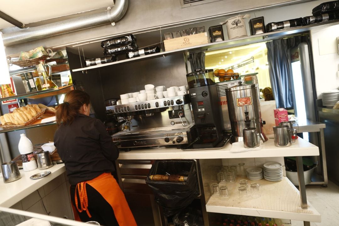 Empleada trabajando en una cafetería