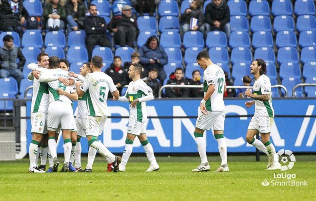 Los jugadores del Elche celebran uno de los tres goles en Riazor