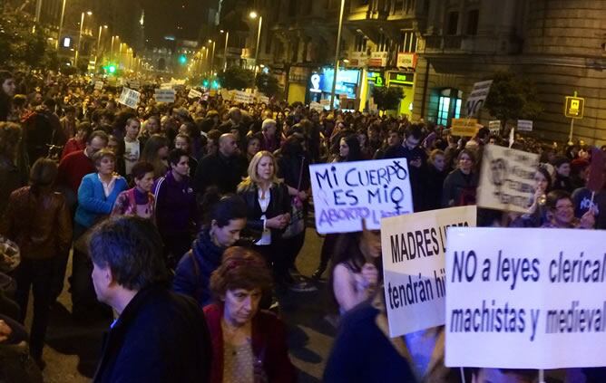 En un ambiente festivo, miles de personas han marchado de Cibeles a Plaza de España, en Madrid, exigiendo la retirada de la reforma de la ley del aborto. Se han lanzado gritos y consignas contra el ministro de Justicia, Alberto Ruiz Gallardón, y a favor d