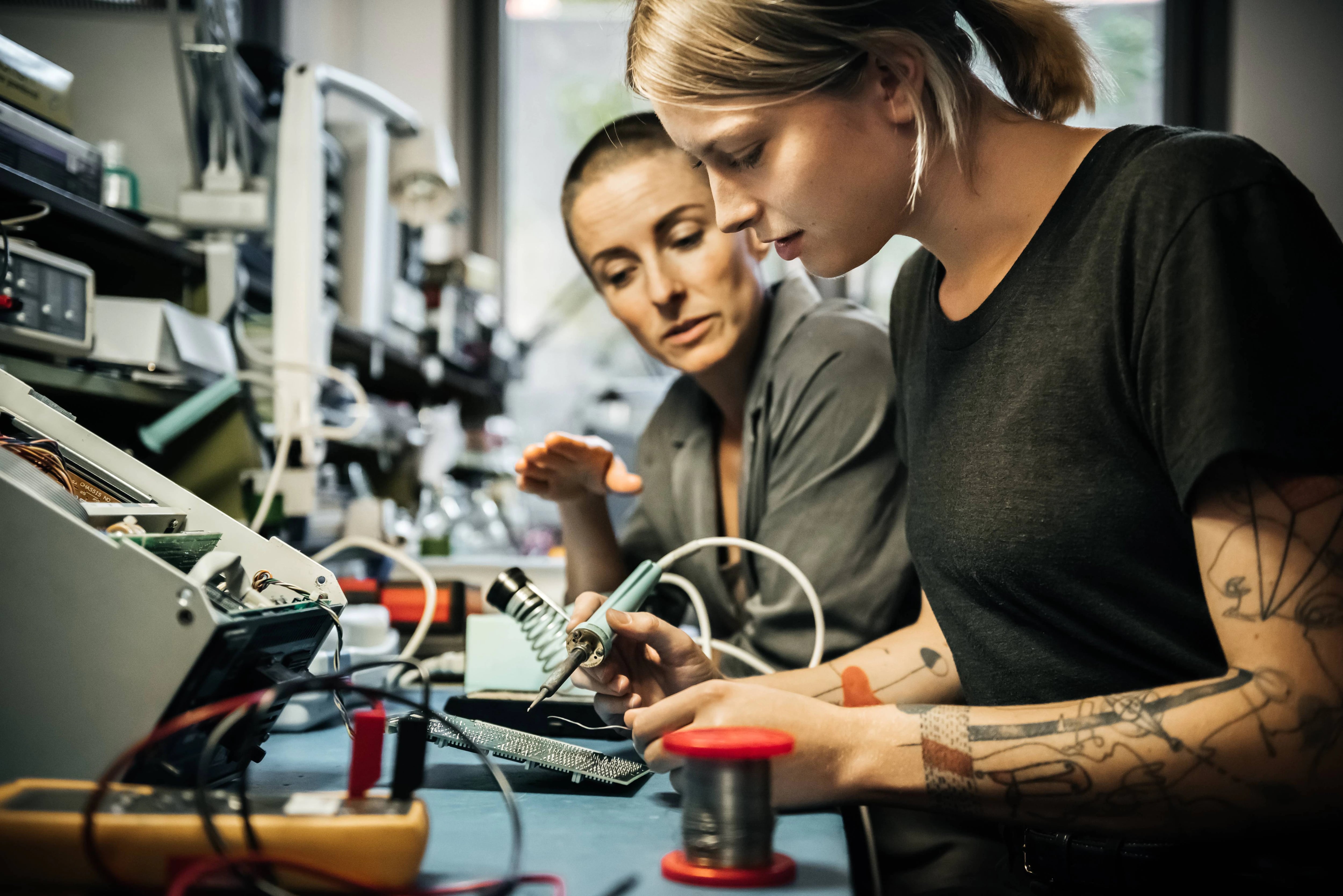 Las trabajadoras aprenden la instalación de pladur, de solados, alicatados o electricidad.