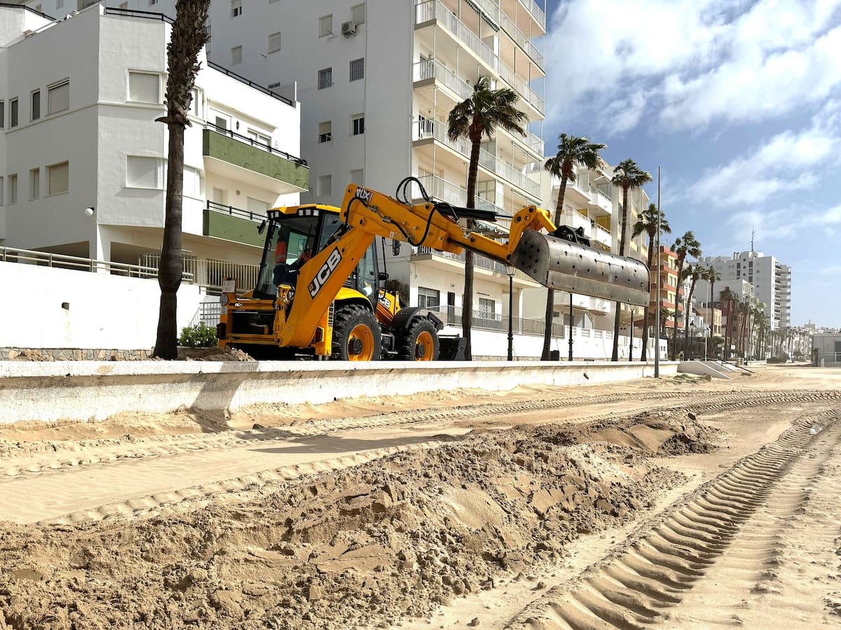 Preocupación en Rota ante el grave impacto ocasionado en las playas a las puertas de Semana Santa