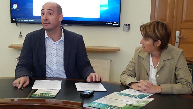 Jon Iraola, concejal de Medio Ambiente, y Aitziber Kortazar, responsable de Desarrollo Sostenible de Debegesa