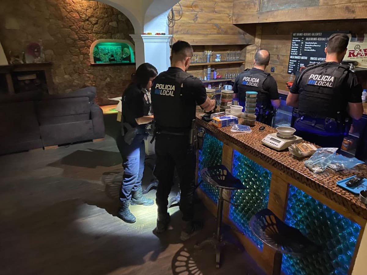 La Policía Local de Sant Antoni cierra un fumadero que no disponía de permiso de actividad