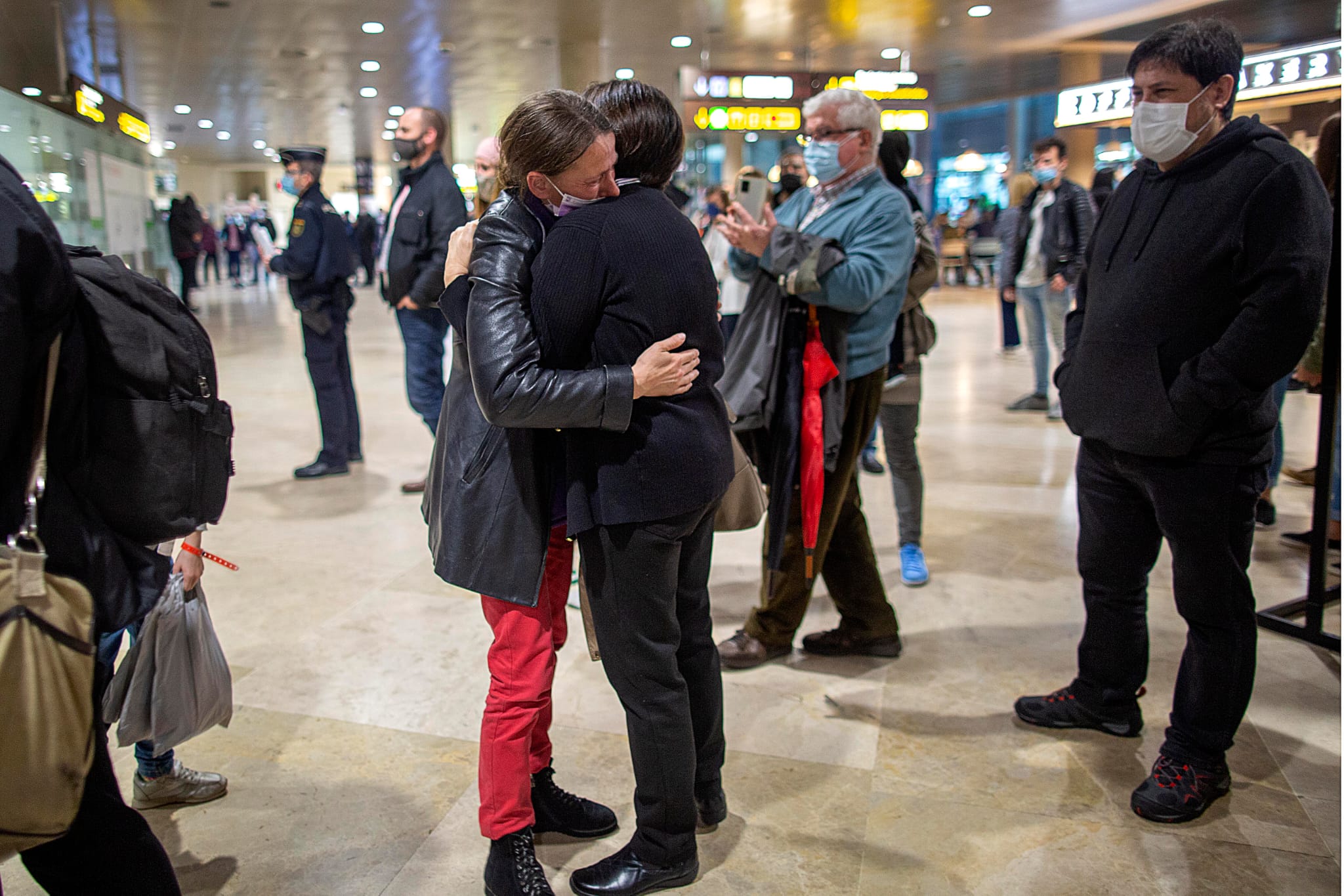 Llega otro avión a València con familias ucranianas organizado por Juntos por la vida