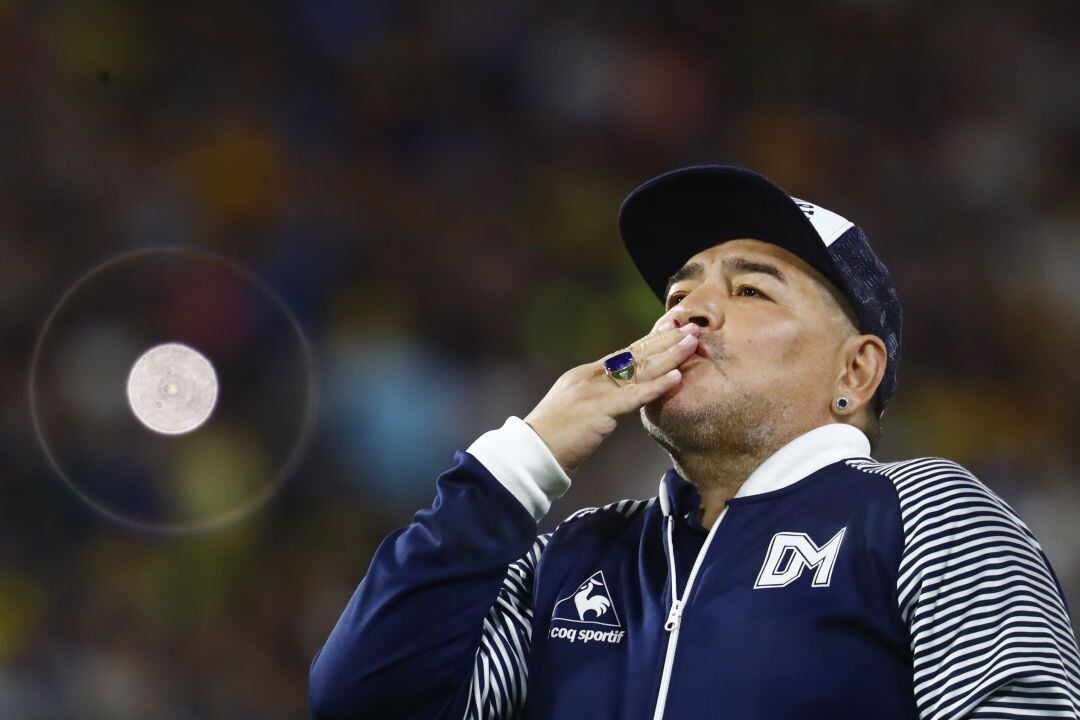 Maradona durante un partido entre el Boca Juniors y el Gimnasia de La Plata. 