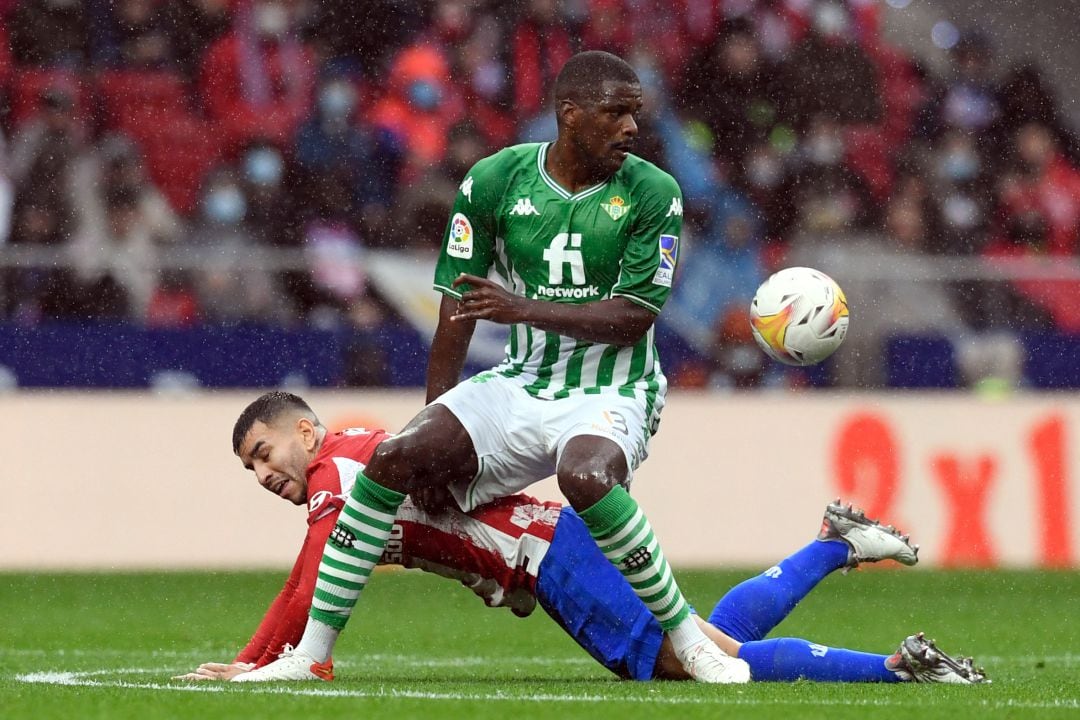 William Carvalho disputa un balón con Correa