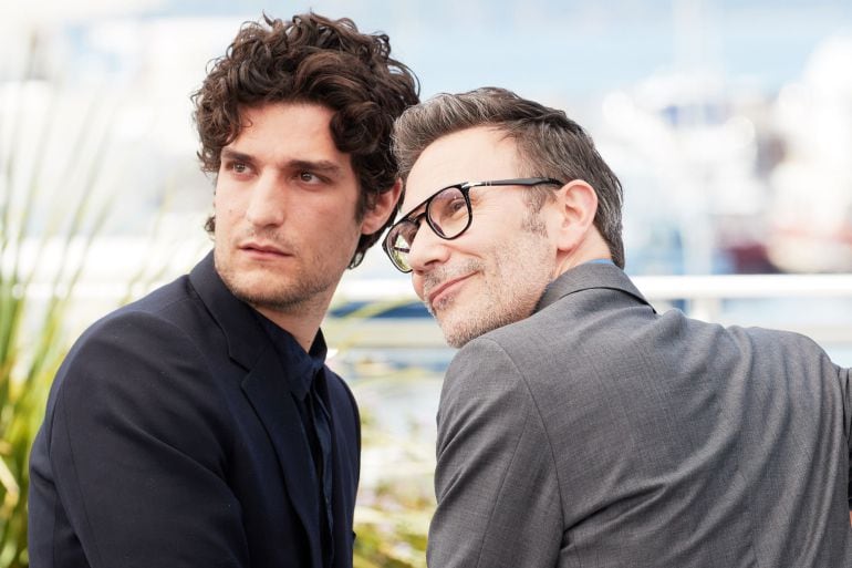 Louis Garrel (L) and director Michel Hazanavicius attend the &#039;Redoutable (Le Redoutable)&#039; photocall during the 70th annual Cannes Film Festival at Palais des Festivals on May 21, 2017 in Cannes, France