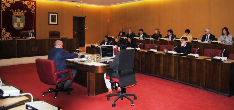 Imagen de los grupos Popular y Ciudadanos y el concejal no adscrito en el pleno de ordenanzas