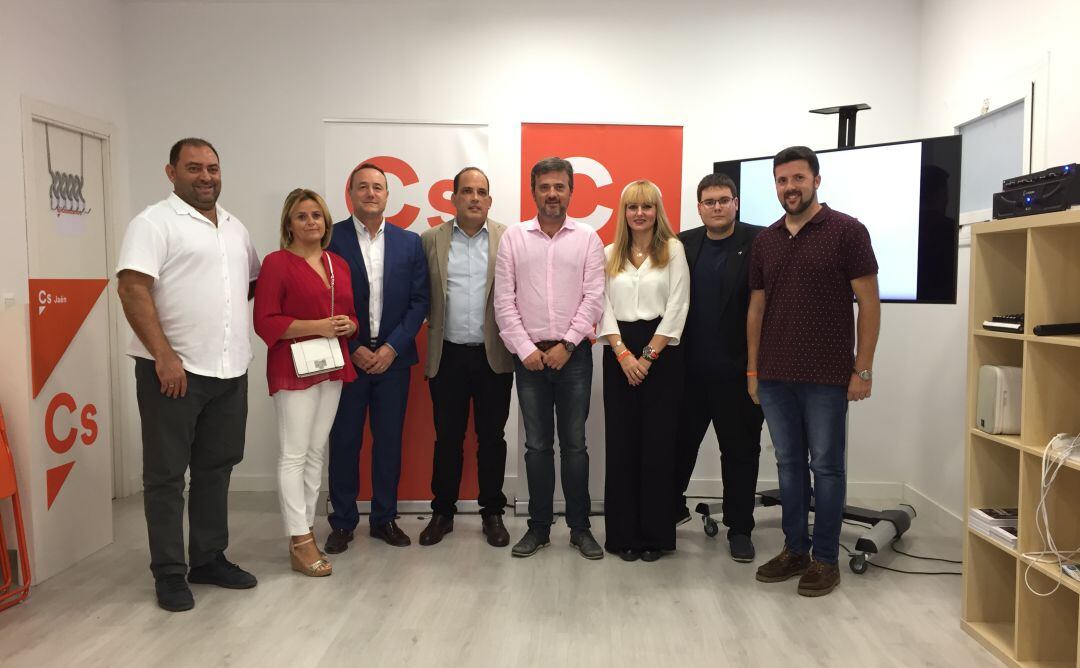 Miguel Ángel Garrido (cuarto por la izqda) junto a los miembros de la nueva junta directiva de Ciudadanos.