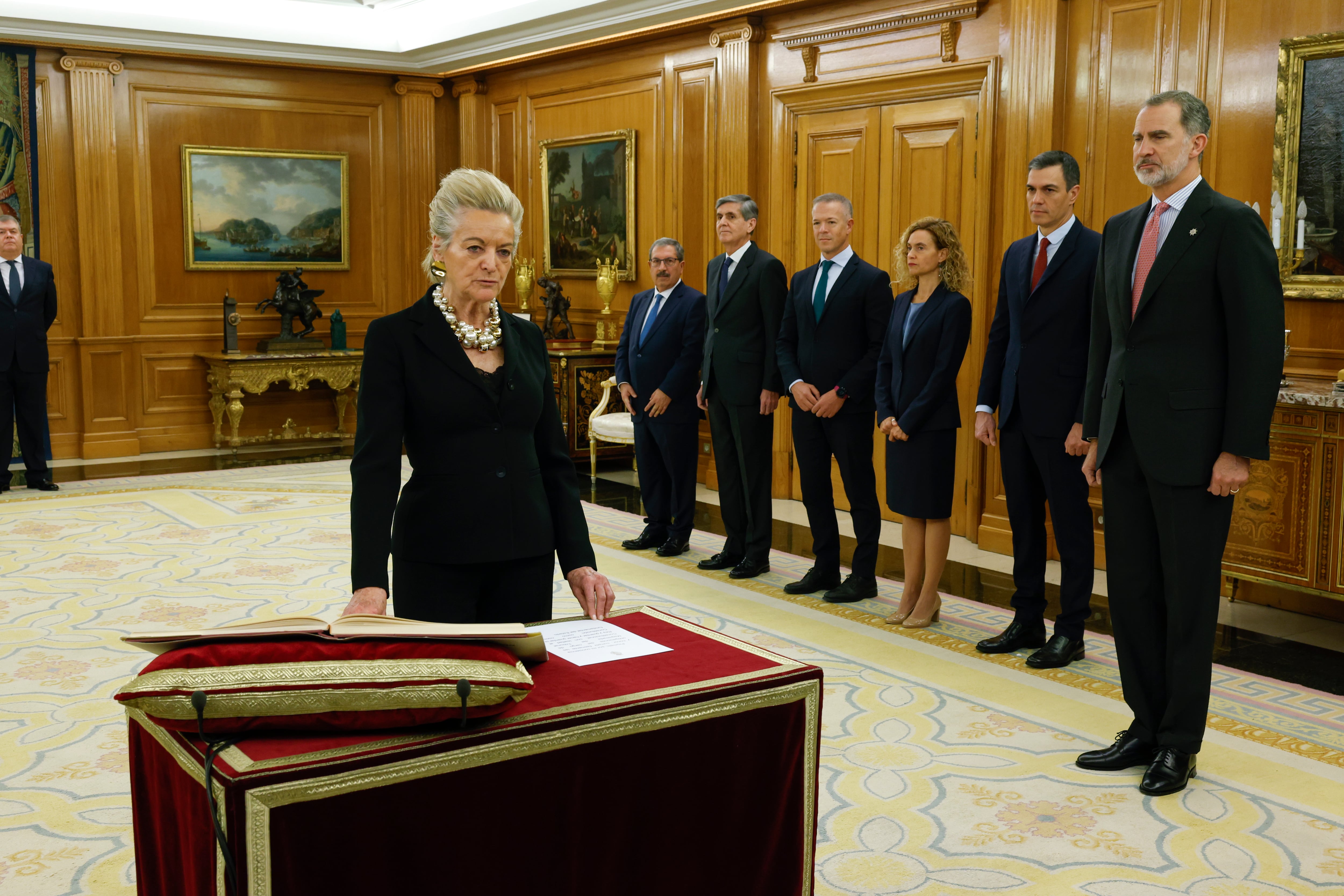 MADRID, 31/12/2022.- La nueva magistrada del Tribunal Constitucional María Jesús Segoviano jura o promete su cargo ante el rey Felipe VI, en un acto al que han asistido el presidente del Gobierno, Pedro Sánchez (2d); la presidenta del Congreso, Mertixell Batet (3d); el presidente del Senado, Ander Gil (4d); el presidente del Tribunal Constitucional Pedro González-Trevijano (5d), y el presidente en funciones del CGPJ, Rafael Mozo, este sábado en el Palacio de La Zarzuela. EFE/Ballesteros ***POOL***
