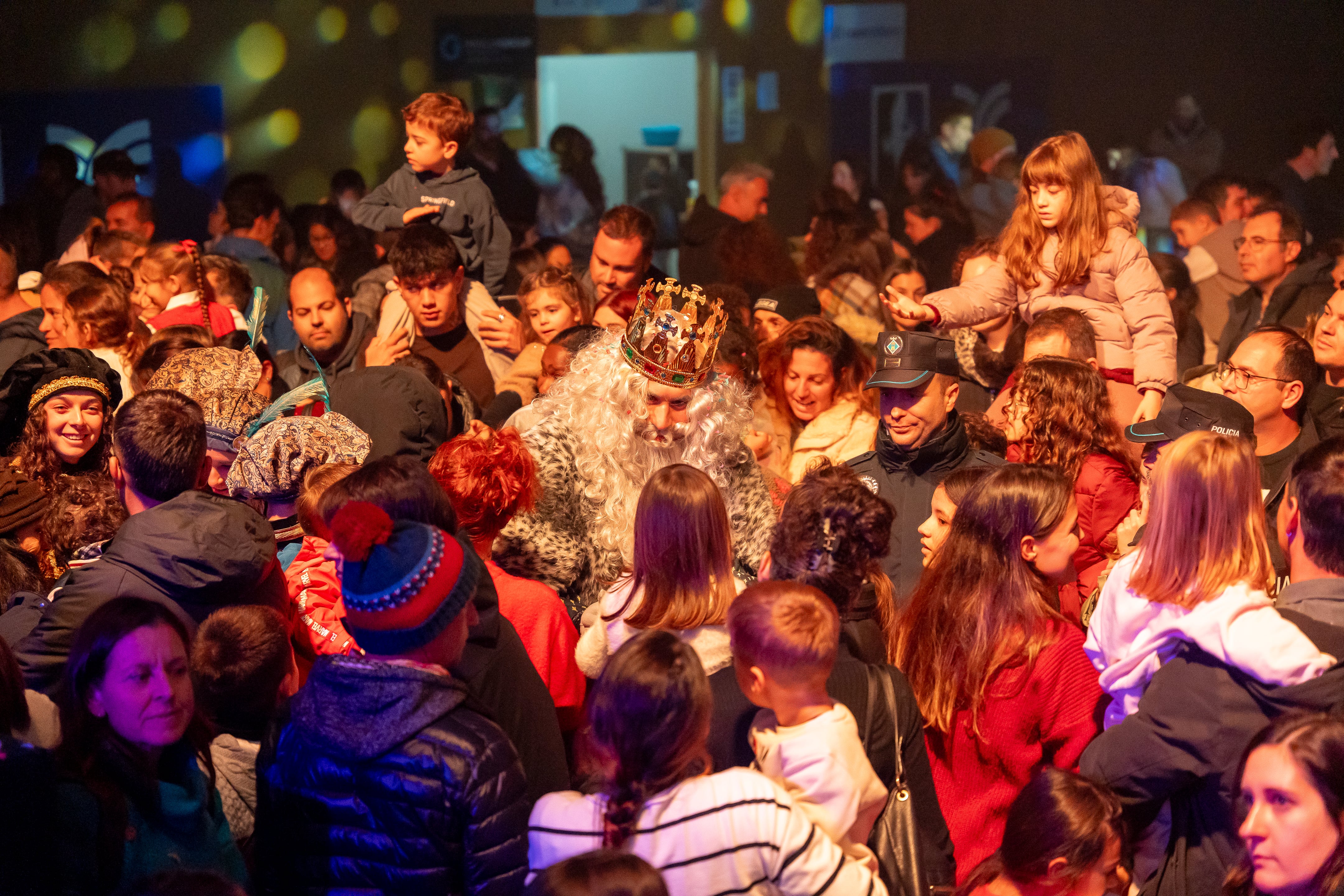 Sus Majestades rodeados de niños