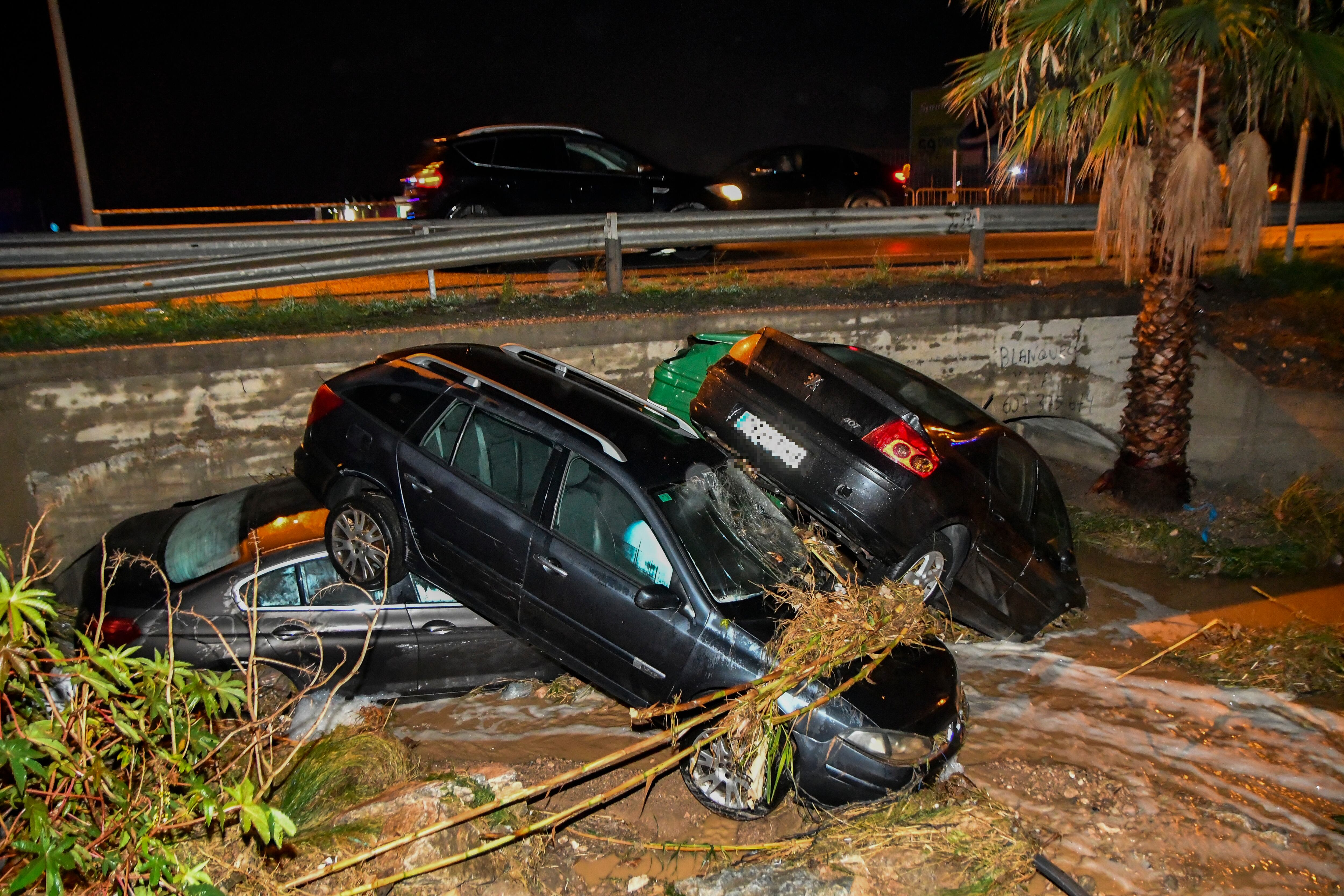 VÍCAR (ALMERÍA), 11/11/2024.- Varios vehículos arrastrados por la riada durante las lluvias de este lunes en el municipio de Vícar (Almería), donde la lluvia ha provocado que tres personas que habían quedado atrapadas hayan sido rescatadas, una de ellas con movilidad reducida. EFE/ Carlos Barba