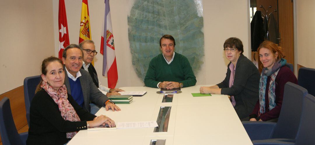 El alcalde Jesús Moreno y la concejal de Familia e Igualdad Sonia Lolo en la firma del convenio