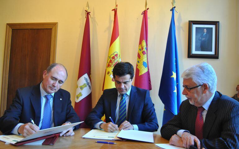 Momento de la firma entre el alcalde y miembros de la Fundación Globalcaja Albacete