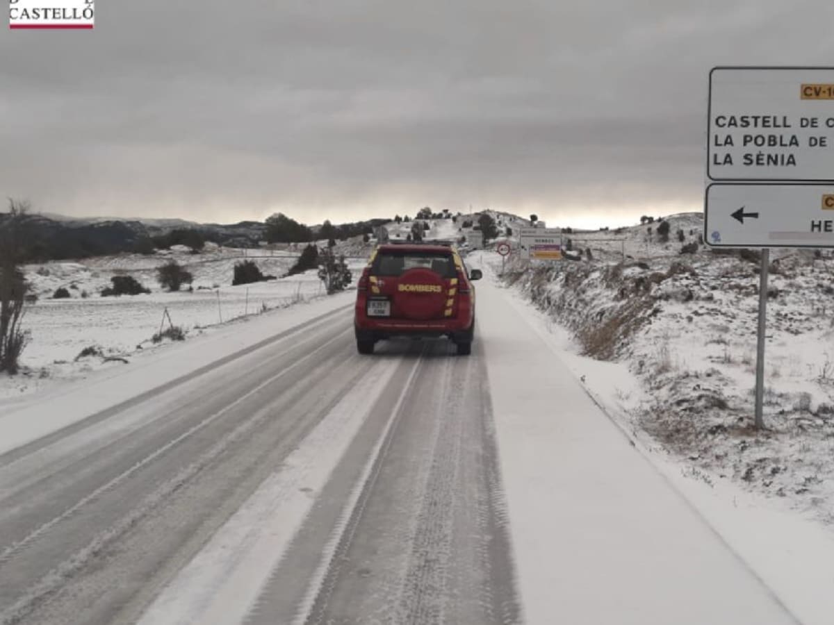 La nieve complica la circulación en las carreteras del interior de la provincia