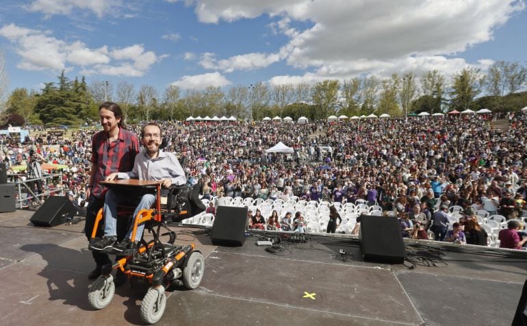 Pablo Iglesias y Pablo Echenique, posan ante el abarrotado anfiteatro del parque Tierno Galván.