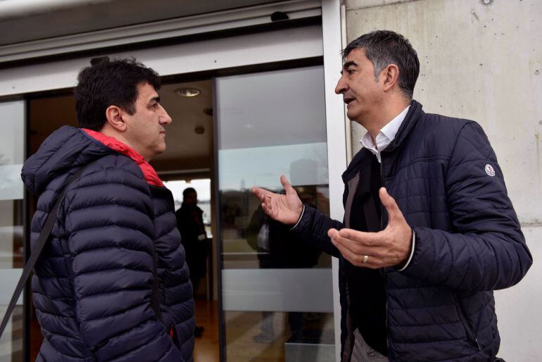 Roberto Seijo, líder del sindicato ERNE, mayoritario en la Ertzaintza, momentos antes de comenzar la primera reunión con el Departamento de Seguridad del Gobierno Vasco 