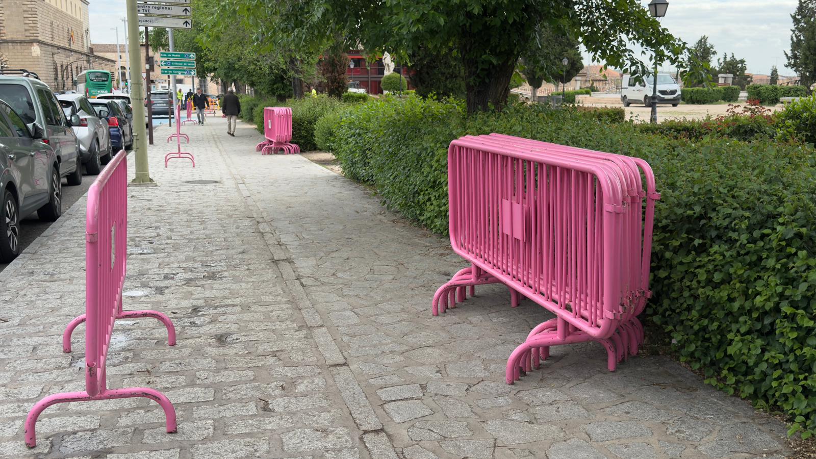 Imagen de las vallas acumuladas en el Paseo de la Vega de Toledo