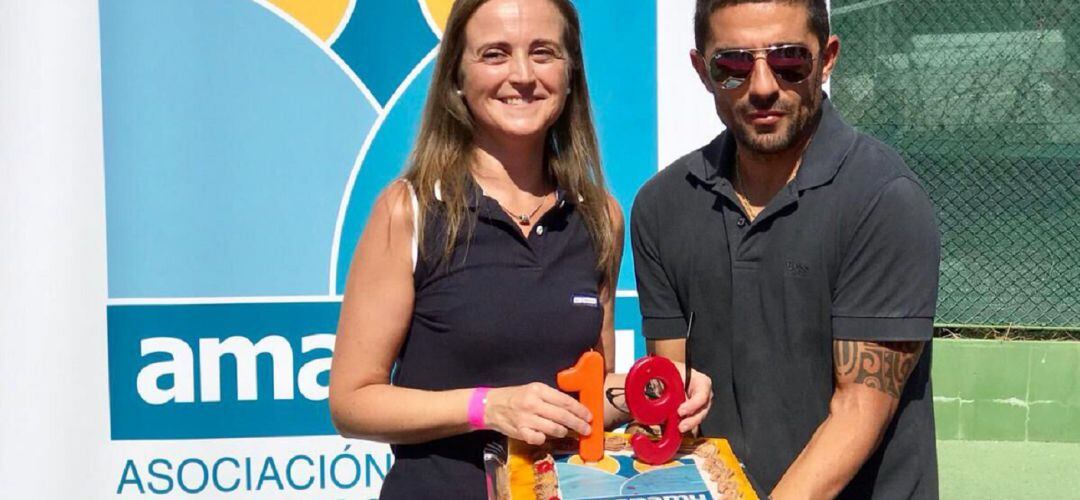 La presidenta de AMAPAMU, Lucila Menéndez, junto con el portavoz de Ciudadanos San Sebastián de los Reyes en la celebración de los 19 años de la asociación