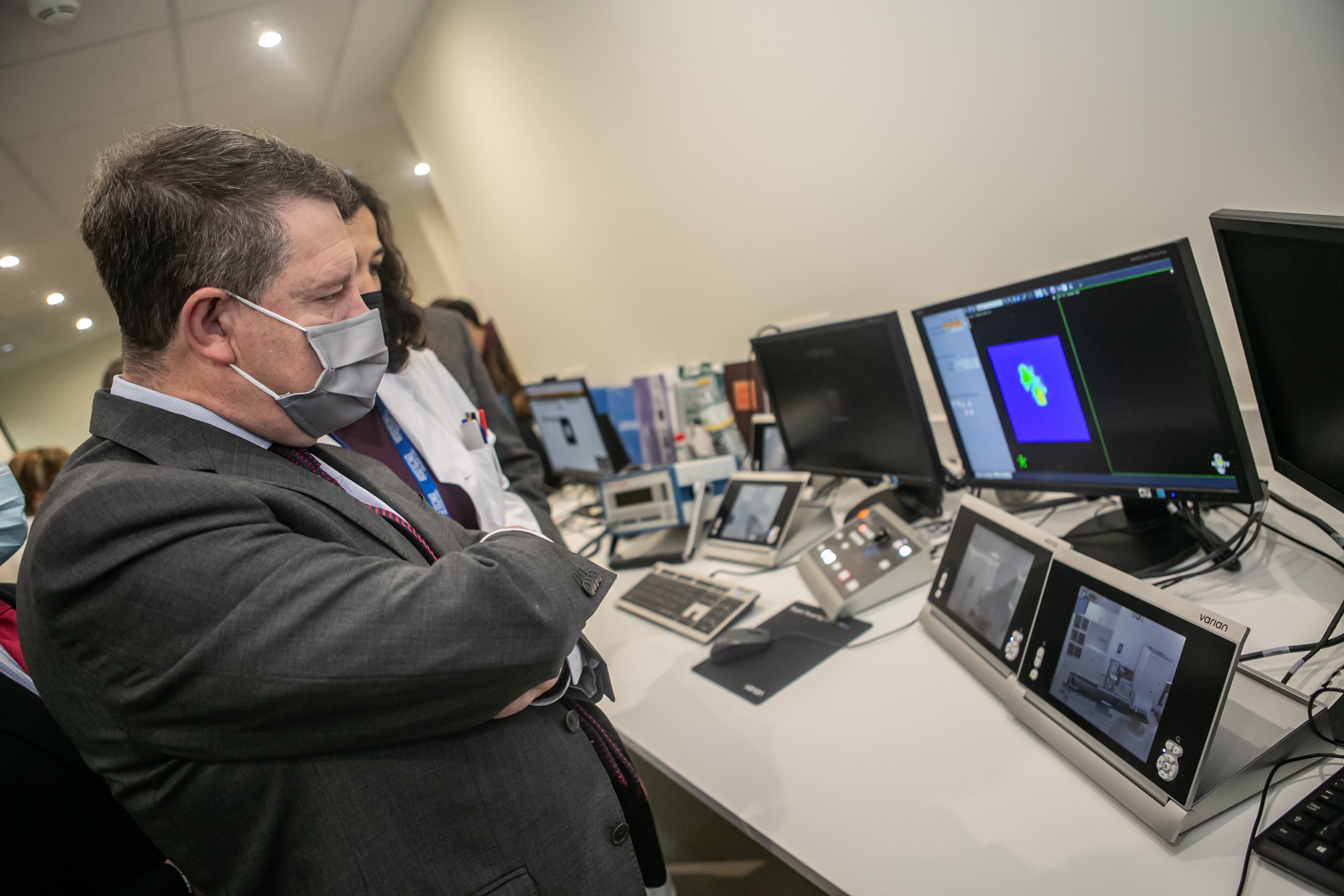 García-Page, con uno de los nuevos aceleradores lineales del Servicio de Radioterapia del Complejo Hospitalario Universitario de Albacete