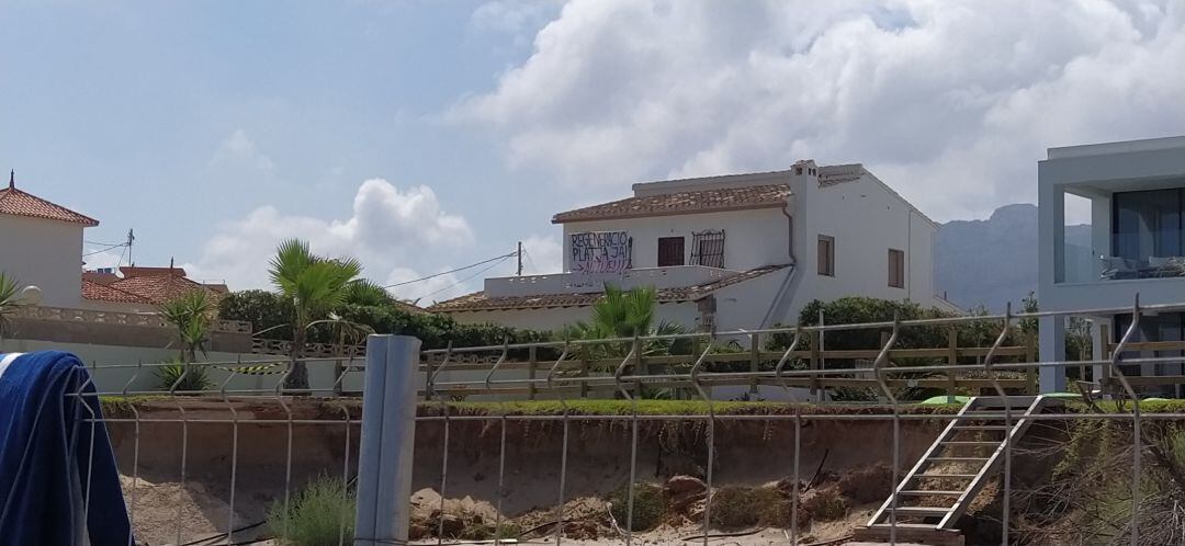 Imagen de agosto de esta año, tras la concentración de vecinos para exigir la regeneración de la playa.