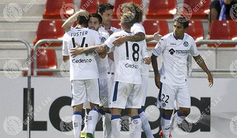 Los jugadores celebran el tanto de Pacheco en Anduva