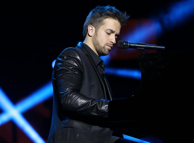 El cantante Pablo Alborán durante un momento de su actuación en la gala de los Ondas 2012