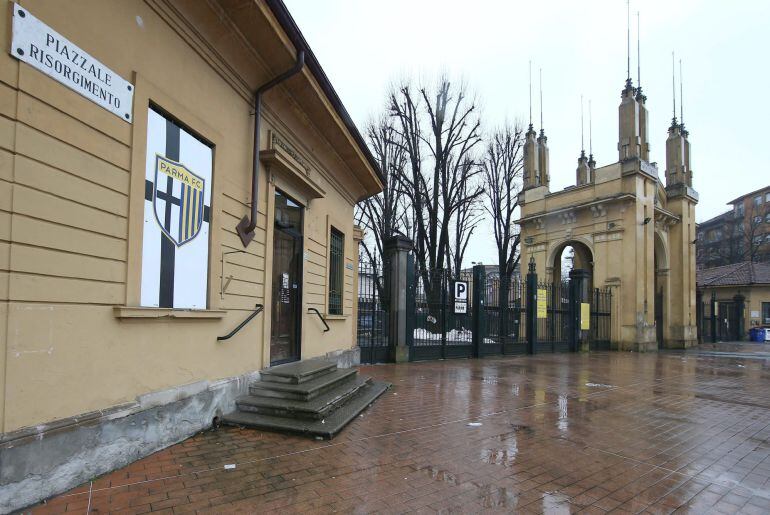 PAR01. Parma (Italy), 22/02/2015.- The entrance gates of the Ennio Tardini stadium in Parma are closed 22 February 2015 ahead of the scheduled Serie A soccer match against Udinese. The match has been called off because the bank account of bankruptcy-threa