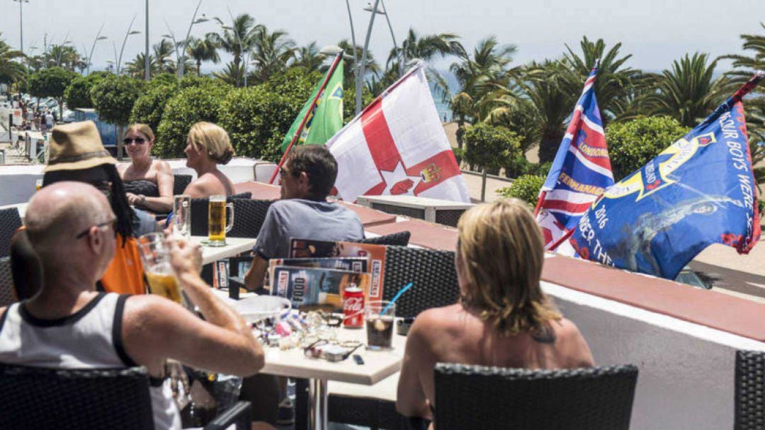Turistas británicos en una terraza de Lanzarote.