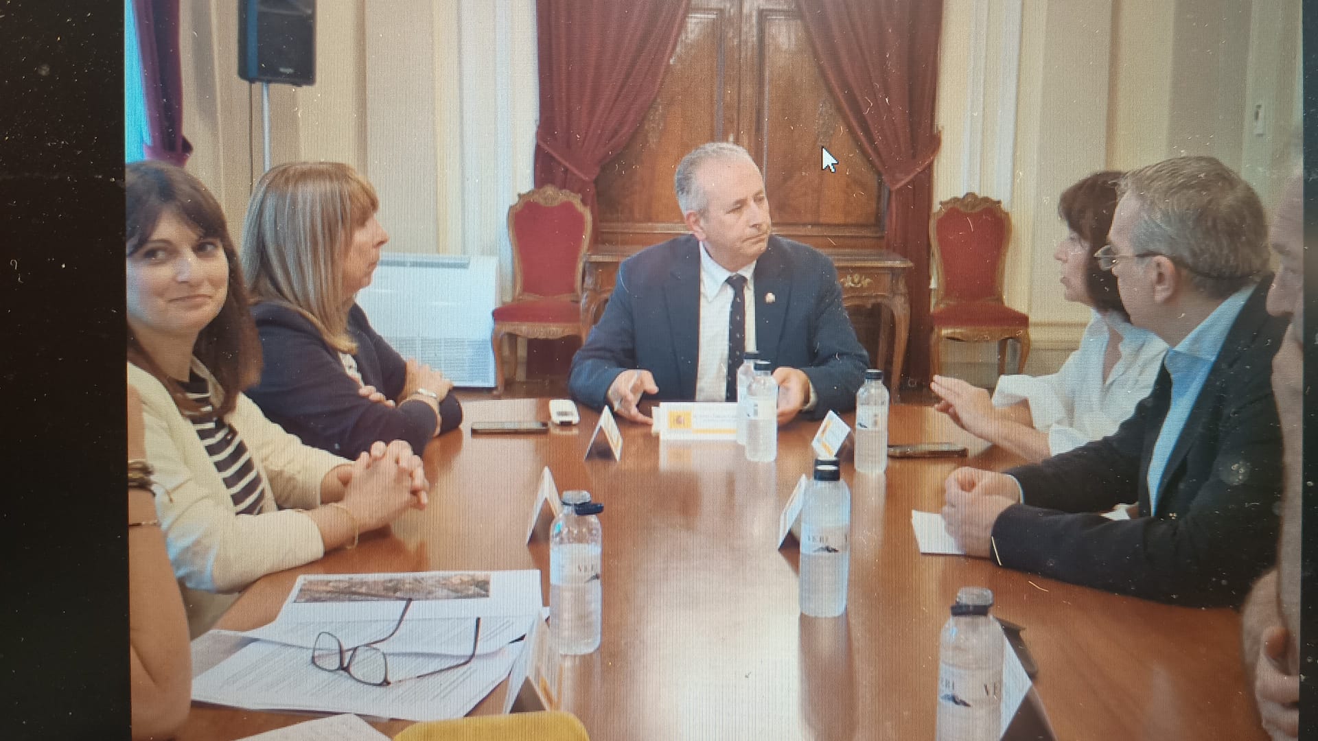 El subdelegado se reunía con empresarios y ayuntamiento