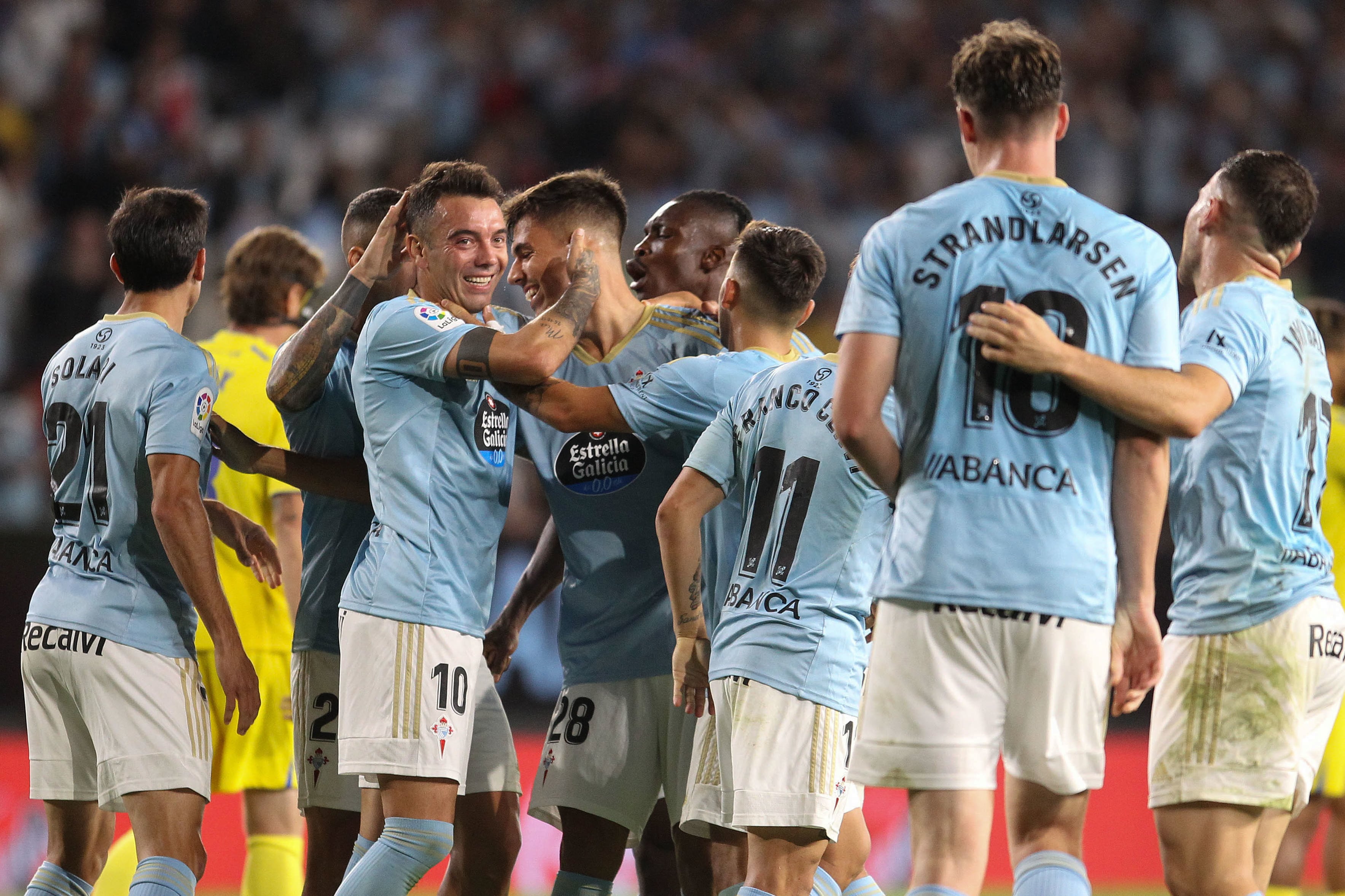 VIGO (PONTEVEDRA), 02/09/2022.- El delantero del Celta de Vigo Iago Aspas (3i) celebra su segundo gol, tercero ante el Cádiz CF, en el partido de la cuarta jornada de LaLiga que se juega este viernes en el estadio de Balaídos, en Vigo. EFE/Salvador Sas
