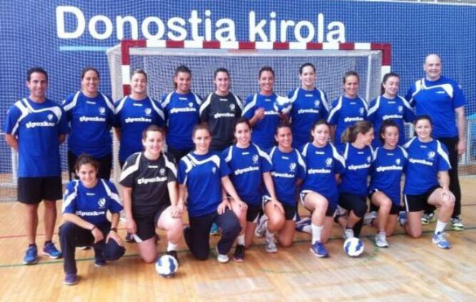 La plantilla del Bera Bera posa en el polideportivo Josean Gasca en su primera sesión de pretemporada