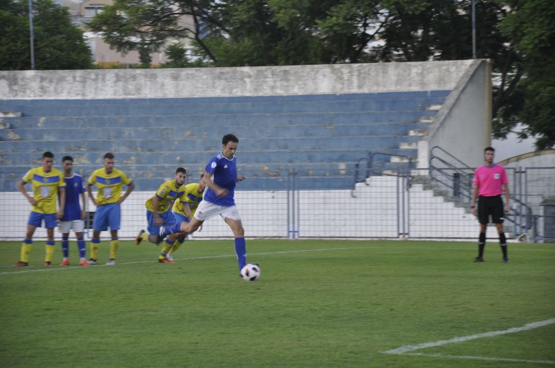 Pedro Carrión lanzando el penalti que supondría el empate ante el Conil