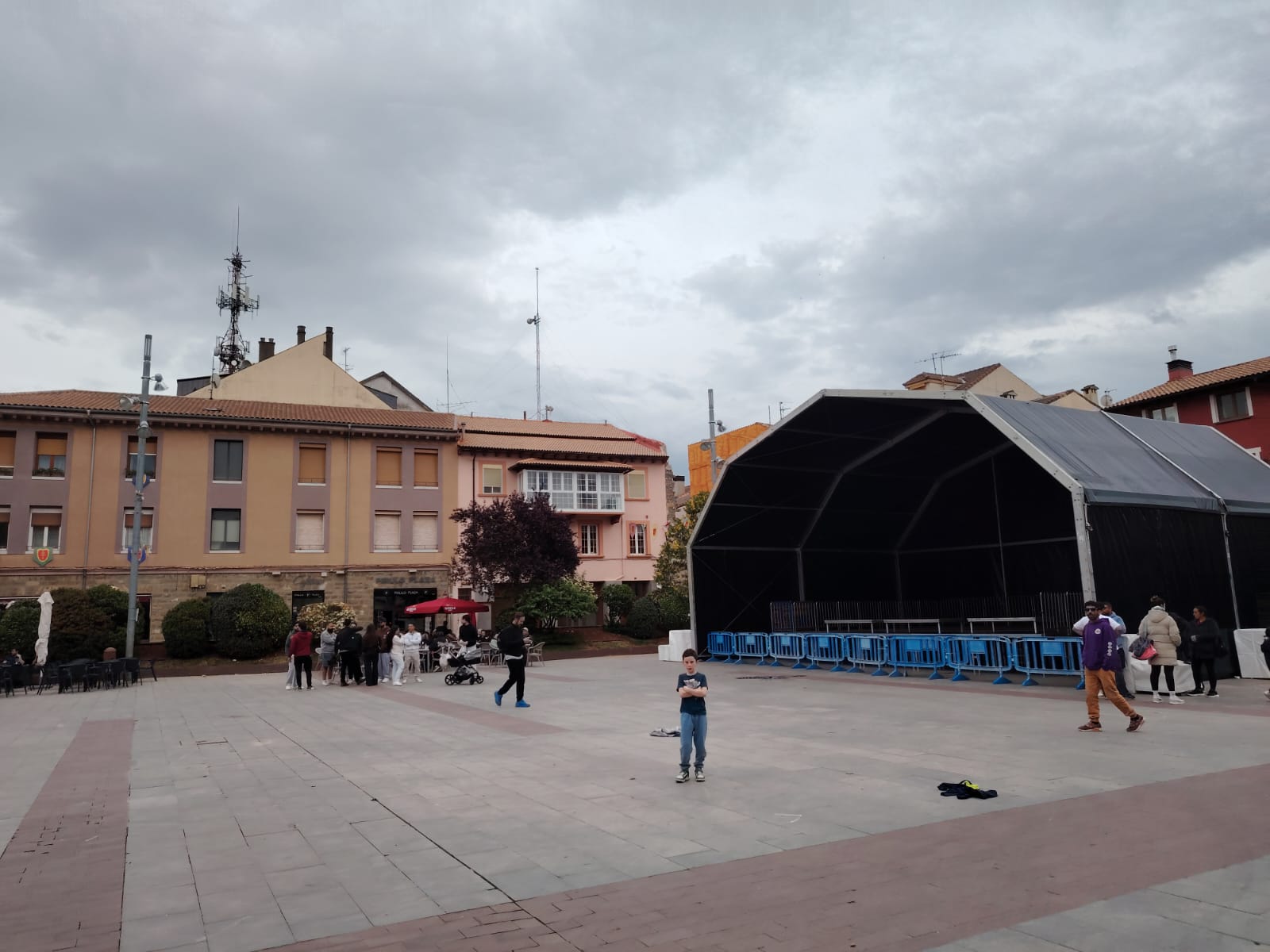 En la plaza Biscós se ha instalado una carpa para los conciertos del viernes y el sábado por la tarde