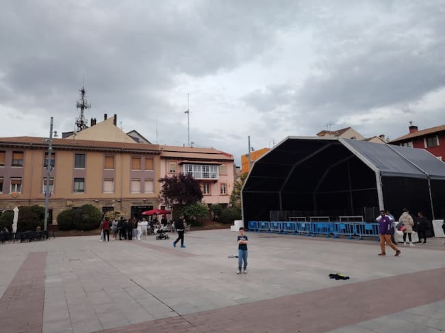 En la plaza Biscós se ha instalado una carpa para los conciertos del viernes y el sábado por la tarde
