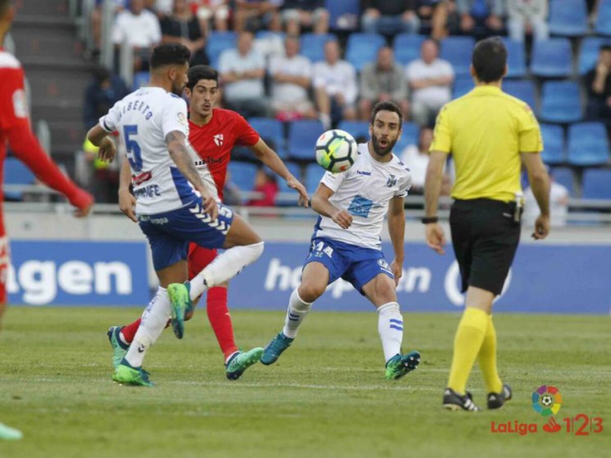 El Tenerife vence en un partido de oficio (2-0)