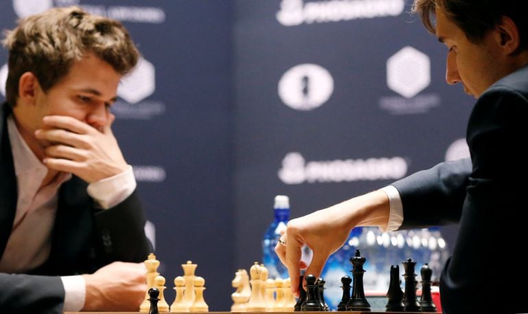 Sergei Kariakin hace una jugada ante Magnus Carlsen en la duodécima partida del Campeonato del Mundo de Ajedrez.