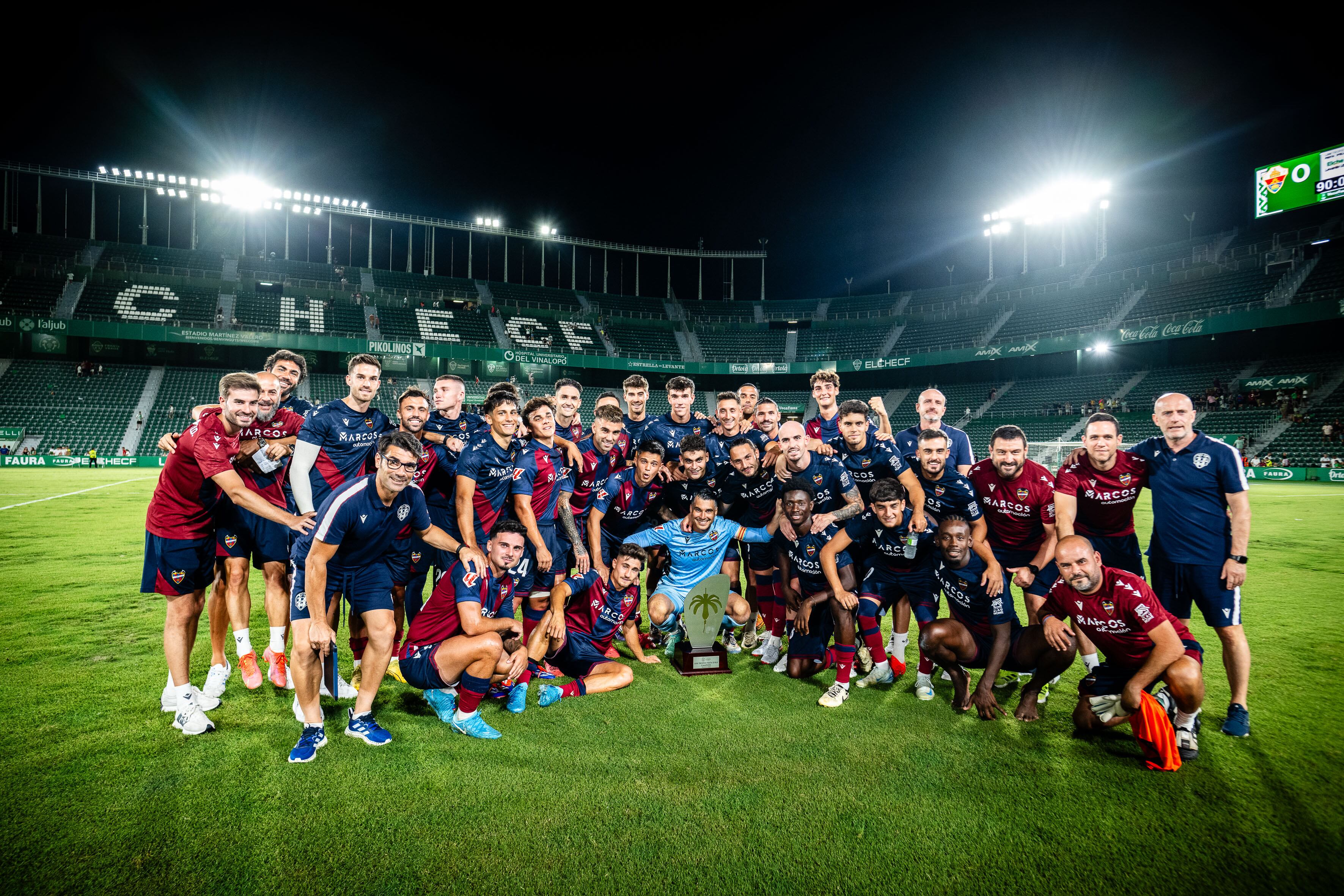 El Levante se lleva el Trofeo Ciudad de Elche.