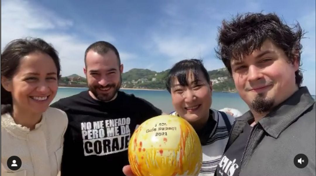 El equipo de Kromatiko, en la Playa de la Concha de San Sebastián, con el galardón entre las manos